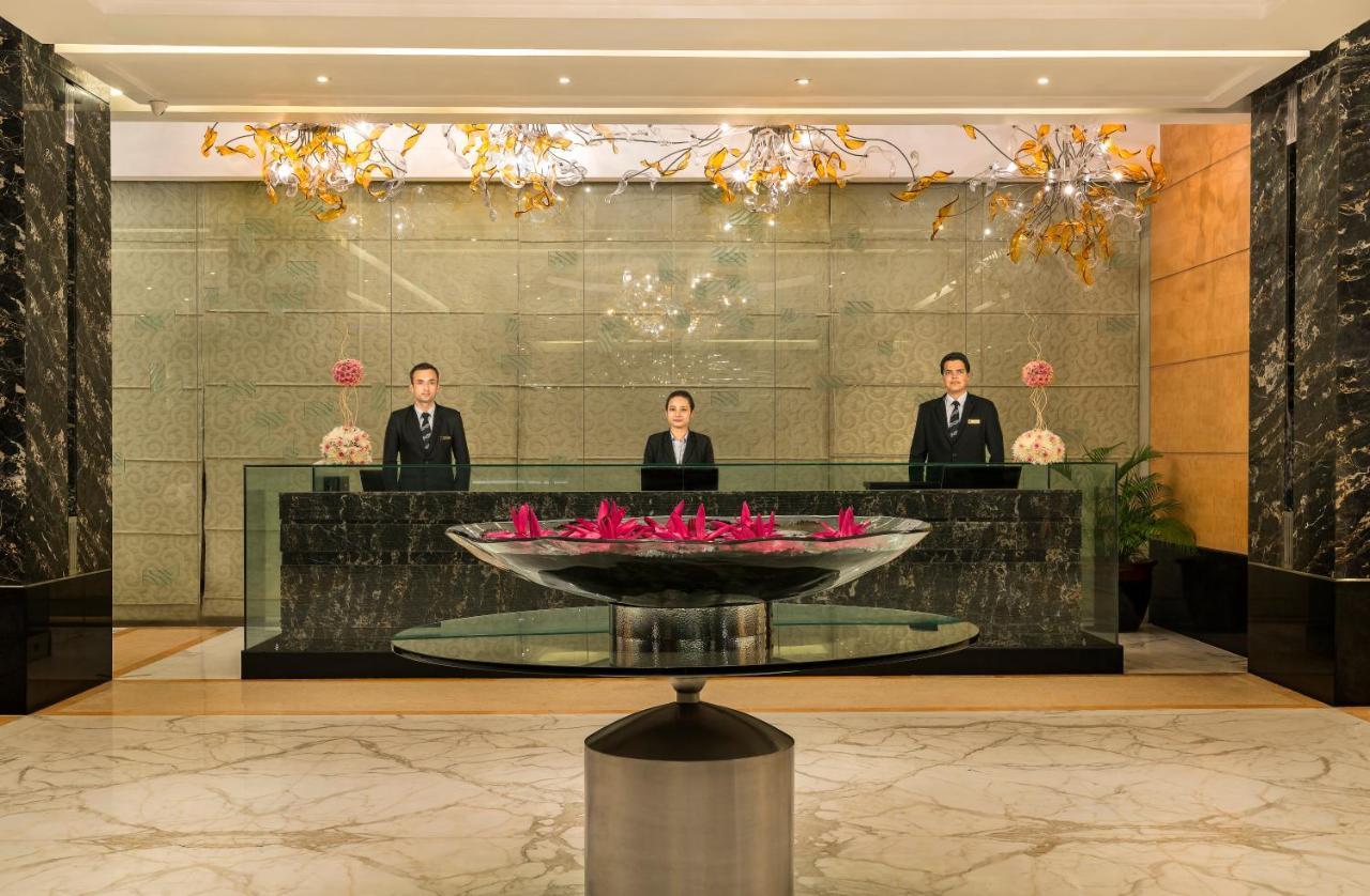 Taj Club House Hotel Chennai Luaran gambar The lobby of the Taj Mahal Palace